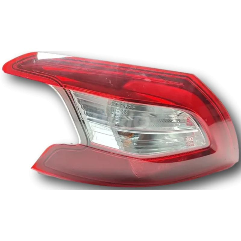 Feu arrière gauche dans aile peugeot 308