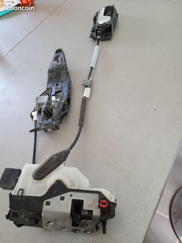 Serrure de porte arrière droite peugeot 208